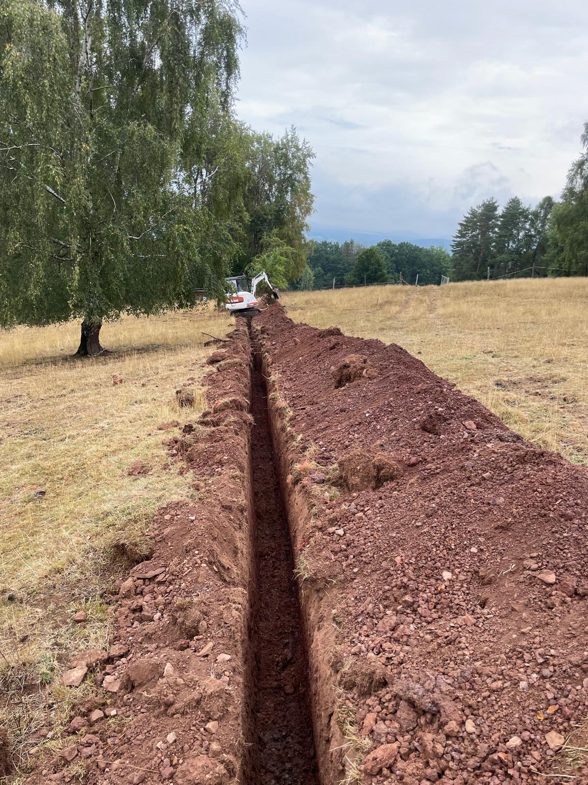 Výkop kabelové trasy pro mobilní vysílač Maršovice 11